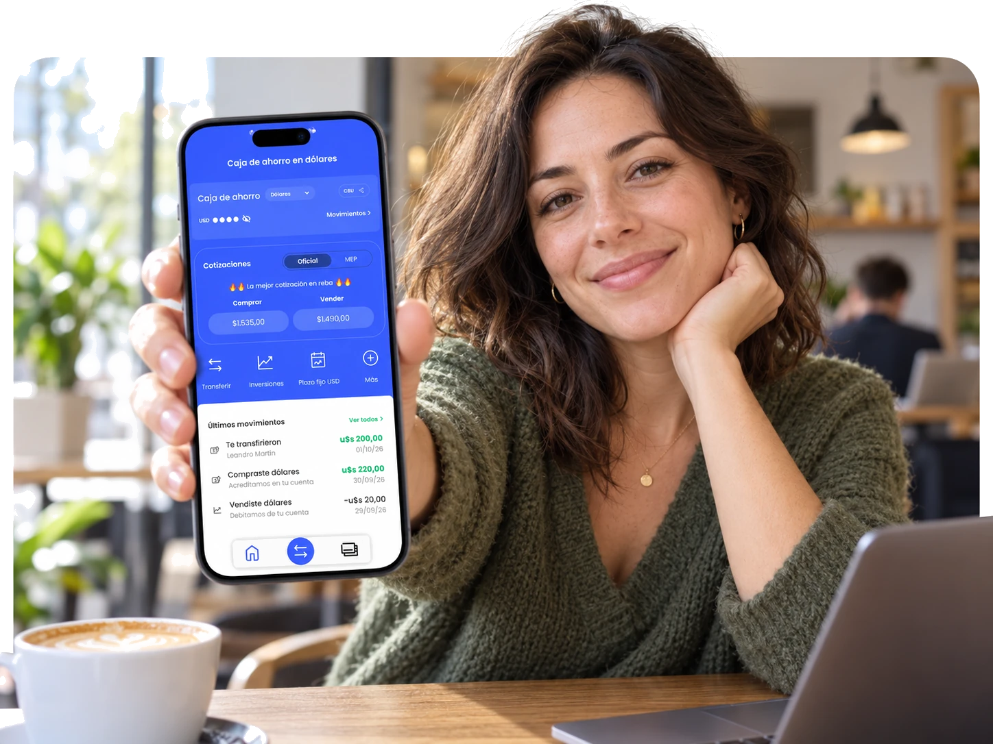 Mujer mostrando la app de dólares de Reba